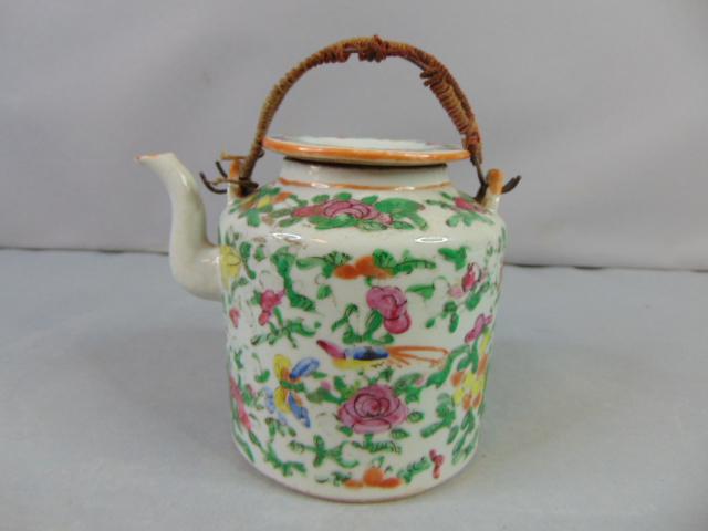 ANTIQUE CHINESE ROSE MEDALLION PORCELAIN TEA POT (1 of 8)
