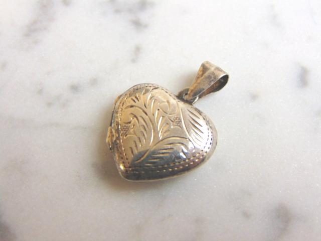 Womens Vintage Sterling Silver Heart Pendant Locket: A VERY NICE STERLING SILVER HEART PENDANT LOCKET THAT WEIGHS 3.4g. THE PENDANT MEASURES 1 1/8" BY 3/4". ANY OTHER QUESTIONS PLEASE DONT HESITATE TO ASK. BE SURE TO CHECK OUT SOME OF MY OTHER GREAT ITE