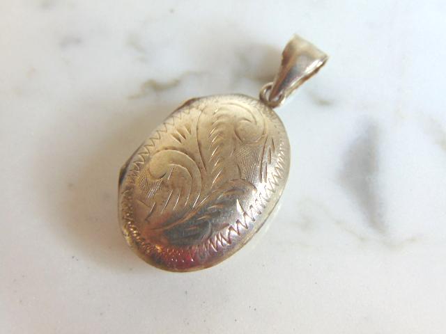 Womens Vintage Estate Sterling Silver Pendant Locket: A VERY NICE STERLING SILVER PENDANT LOCKET THAT WEIGHS 4.0g. THE PENDANT MEASURES 1 3/8" BY 3/4". ANY OTHER QUESTIONS PLEASE DONT HESITATE TO ASK. BE SURE TO CHECK OUT SOME OF MY OTHER GREAT ITEMS UP 