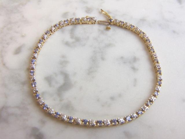 Womens 14K Gold Diamond Amethyst Tennis Bracelet: A LOVELY VINTAGE ESTATE 14K YELLOW GOLD DIAMOND & AMETHYST TENNIS BRACELET. THE BRACELET WEIGHS 9.8g, AND MEASURES ABOUT 7 1/2" LONG BY 1/16" WIDE. THERE ARE ABOUT .30cts OF DIAMONDS IN THE BRACELET. 