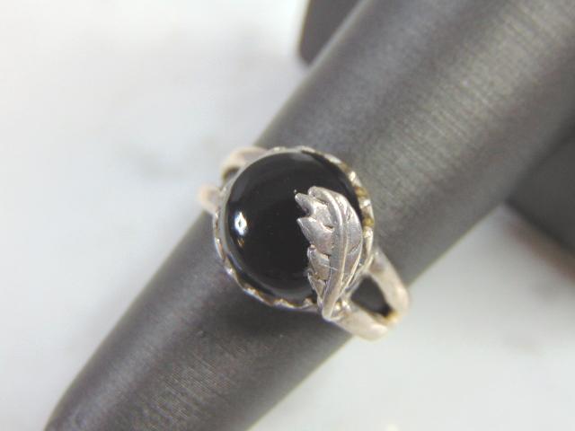 Womens Vintage Estate Sterling Silver Marcasite Ring: FOR SALE IS A VINTAGE ESTATE .925 STERLING SILVER RING WITH WHAT APPEARS TO BE A MARCASITE OR ONYX STONE. THE RING SIZE IS A 6.0, AND WEIGHS 4.5g. THIS WOULD MAKE A NICE GIFT FOR THAT SOMEONE SPECIAL.