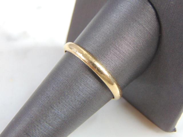 Mens Vintage Estate 14K Gold Wedding Band Ring: A MEN'S VINTAGE ESTATE 14K GOLD WEDDING BAND THAT WEIGHS 3.0g. THE RING SIZE IS A 10.5, AND IS JUST UNDER 1/8" WIDE. RING IS STAMPED " ARTCARVED , 14K". RING ALSO HAS SOME PERSONALIZED ETCHING ON THE