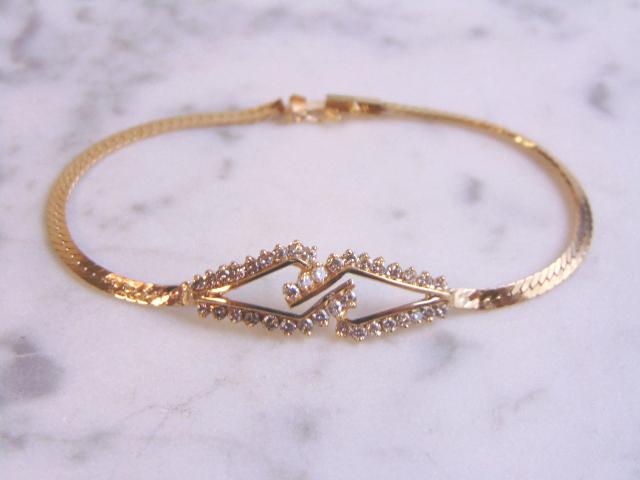 Womens Vintage Estate 14K Yellow Gold Diamond Bracelet: A LOVELY VINTAGE ESTATE 14K YELLOW GOLD DIAMOND BRACELET. THE BRACELET WEIGHS 6.4g, AND MEASURES ABOUT 7 1/2" LONG BY 1/2" WIDE. THERE ARE ABOUT 1.14cts OF DIAMONDS IN THE BRACELET. WOULD MAKE A GREAT
