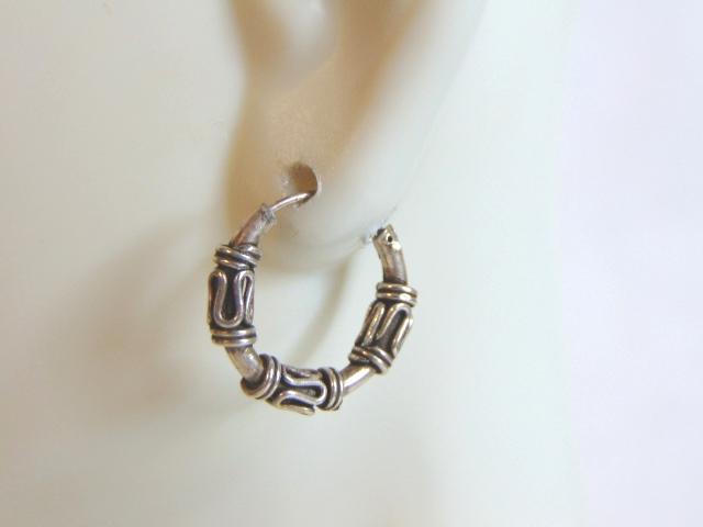 Womens Vintage Estate Sterling Silver Hoop Earrings: A PAIR OF WOMENS STERLING SILVER HOOP EARRINGS. EARRINGS WEIGH 1.8g AND MEASURES 5/8" IN DIAMETER. ANY OTHER QUESTIONS, PLEASE DO NOT HESITATE TO ASK. BE SURE TO CHECK OUT SOME OF MY OTHER GREAT ITEMS