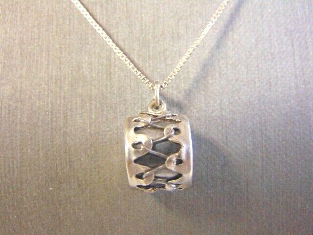 Womens Vintage Sterling Silver Necklace W/ Drum Pendant: FOR SALE IS THIS VINTAGE ESTATE STERLING SILVER NECKLACE WITH A DRUM PENDANT. TOGETHER THEY WEIGH 2.8g. NECKLACE MEASURES 18 1/4", PENDANT MEASURES 5/8" BY 1/2". WOULD MAKE A GREAT GIFT FOR THAT SOMEO