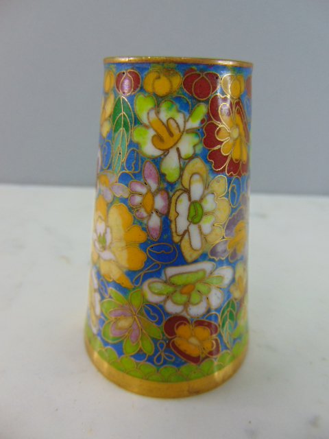 Vintage Chinese Floral Cloisonne Bud Vase: UP FOR SALE IS THIS NICE DECORATIVE CHINESE CLOISONNE BUD VASE . PIECE STANDS 2 7/8" TALL. NICE LITTLE DECORATORS PIECE. PIECE WAS TESTED BY U.S. CUSTOMS AND FOUND TOUCHES OF GOLD WITHIN THE PIECE. SH