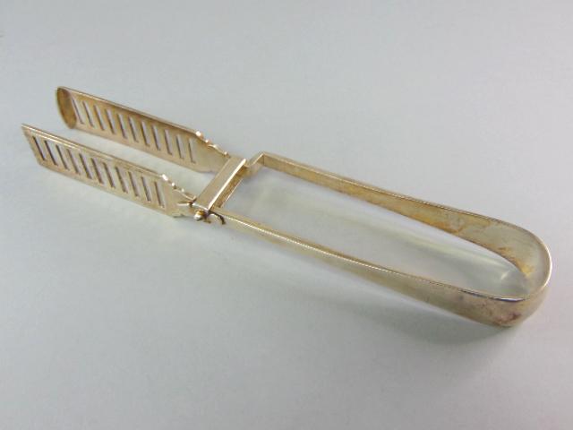 Vintage Silver Plate Asparagus Tongs: FOR SALE IS THIS VINTAGE SILVERPLATED ASPARAGUS TONGS BY WILLIAM HUTTON & SONS. THE TONGS MEASURE 9 1/4" IN LENGTH. TONGS HAS A LOVELY DESGIN. THIS PIECE MAKES A LOVELY ADDITION TO SILVERWARE PIECES.