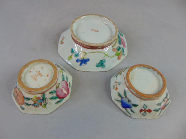LOT OF 3 VINTAGE ANTIQUE CHINESE PORCELAIN RICE BOWLS: A LOT OF 3 VINTAGE ANTIQUE HAND PAINTED CHINESE PORCELAIN RICE BOWLS. THE SMALL BOWLS MEASURE 4" BY 1 1/2", AND THE LARGER BOWL MEASURES 5 7/8" BY 2". EACH PIECE DOES HAVE BLEMISHES. BUYING THE LOT AS