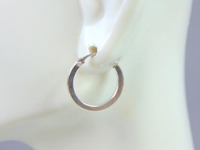 Womens Vintage Estate Sterling Silver Hoop Earrings: A PAIR OF WOMENS STERLING SILVER HOOP EARRINGS. EARRINGS WEIGH 1.7g AND MEASURES 5/8" IN DIAMETER. ANY OTHER QUESTIONS, PLEASE DO NOT HESITATE TO ASK. BE SURE TO CHECK OUT SOME OF MY OTHER GREAT ITEMS