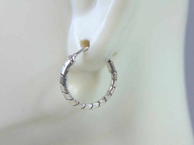 Womens Vintage Estate Sterling Silver Hoop Earrings: A PAIR OF WOMENS STERLING SILVER HOOP EARRINGS. EARRINGS WEIGH 1.5g AND MEASURES 1/2" IN DIAMETER. ANY OTHER QUESTIONS, PLEASE DO NOT HESITATE TO ASK. BE SURE TO CHECK OUT SOME OF MY OTHER GREAT ITEMS