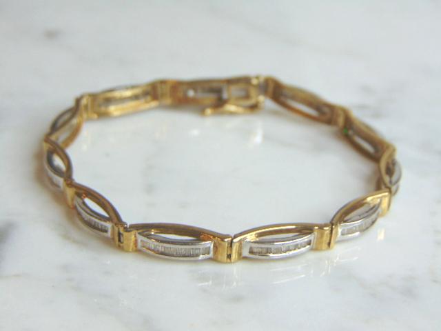 Vintage Estate 10K Gold Tennis Bracelet W/ Diamonds: A LOVELY VINTAGE ESTATE 10K GOLD TENNIS BRACELET WITH DIAMOND CHIPS. THE BRACELET WEIGHS 10.6g. THE BRACELET MEASURES 7 1/2"LONG BY ABOUT 3/16" WIDE. WOULD MAKE A GREAT GIFT FOR THAT SOMEONE SPECIAL. 