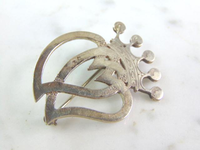 Womens Vintage Sterling Silver Scottish Heart Brooch: FOR SALE IS A LOVELY FINE .925 STERLING SILVER SCOTTISH HEART BROOCH. THE BROOCH MEASURES 1 5/8" LONG BY 1 1/8" WIDE, AND WEIGHS 8.0g. ANY QUESTIONS, PLEASE DON'T HESITATE TO ASK. MAKES AN ATTRACTIVE 