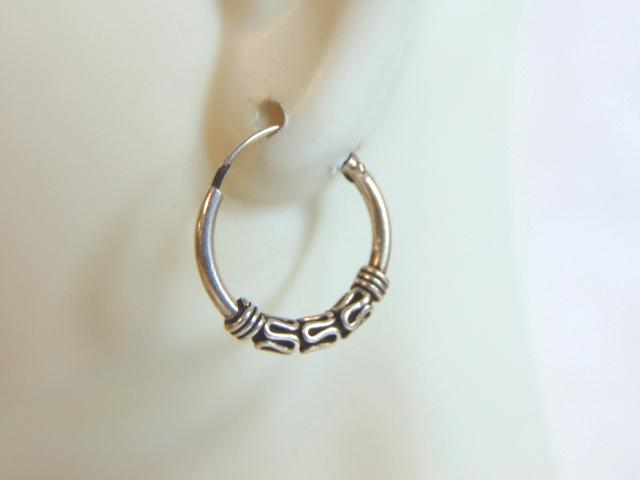 Womens Vintage Estate Sterling Silver Hoop Earrings: A PAIR OF WOMENS STERLING SILVER HOOP EARRINGS. EARRINGS WEIGH 1.4g AND MEASURES 5/8" IN DIAMETER. ANY OTHER QUESTIONS, PLEASE DO NOT HESITATE TO ASK. BE SURE TO CHECK OUT SOME OF MY OTHER GREAT ITEMS