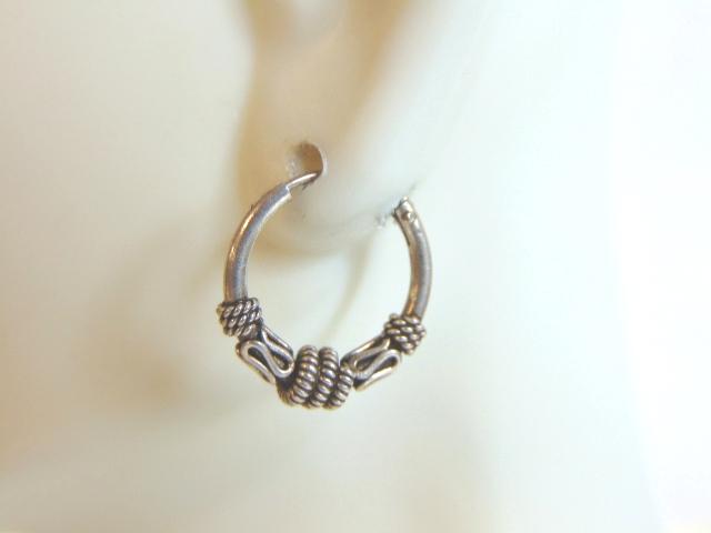 Womens Vintage Estate Sterling Silver Hoop Earrings: A PAIR OF WOMENS STERLING SILVER HOOP EARRINGS. EARRINGS WEIGH 2.1g AND MEASURES 5/8" IN DIAMETER. ANY OTHER QUESTIONS, PLEASE DO NOT HESITATE TO ASK. BE SURE TO CHECK OUT SOME OF MY OTHER GREAT ITEMS