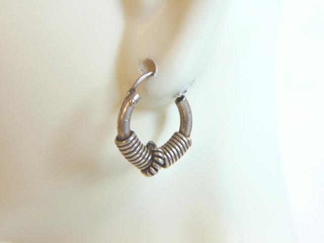 Womens Vintage Estate Sterling Silver Hoop Earrings: A PAIR OF WOMENS STERLING SILVER HOOP EARRINGS. EARRINGS WEIGH 2.2g AND MEASURES 1/2" IN DIAMETER. ANY OTHER QUESTIONS, PLEASE DO NOT HESITATE TO ASK. BE SURE TO CHECK OUT SOME OF MY OTHER GREAT ITEMS