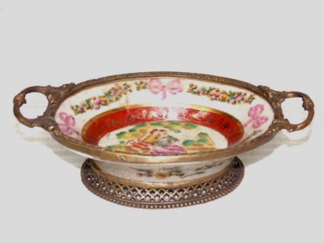 DECORATIVE FLORAL VICTORIAN STYLE PORCELAIN SOAP DISH (1 of 5)