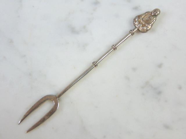Antique Sterling Silver Buddha Collector Fruit Fork: A VINTAGE ANTIQUE COLLECTIBLE STERLING SILVER BUDDHA COLLECTOR FRUIT FORK. THE FORK MEASURES 4" LONG, AND WEIGHS 4.2g. ANY QUESTIONS PLEASE DO NOT HESITATE TO ASK. BE SURE TO CHECK OUT SOME OF OUR OTH