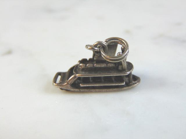 Womens Vintage Estate Sterling Silver Boat Charm: FOR SALE IS THIS WOMENS VINTAGE ESTATE STERLING SILVER BOAT CHARM. CHARM WEIGHS 3.5g AND MEASURES 3/4" LONG BY 7/8" WIDE. MAKES A GREAT GIFT FOR THAT SOMEONE SPECIAL. IF ANY QUESTIONS, PLEASE ASK. BE 