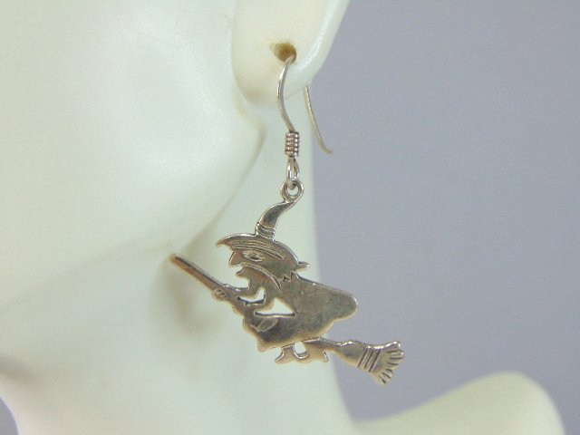 Womens Vintage Estate Sterling Silver Witch Earrings: A PAIR OF WOMENS STERLING SILVER WITCH EARRINGS. EARRINGS WEIGH 4.5g AND MEASURES 1 1/2" LONG BY 1 1/4" WIDE . ANY OTHER QUESTIONS, PLEASE DO NOT HESITATE TO ASK. BE SURE TO CHECK OUT SOME OF MY OTHER