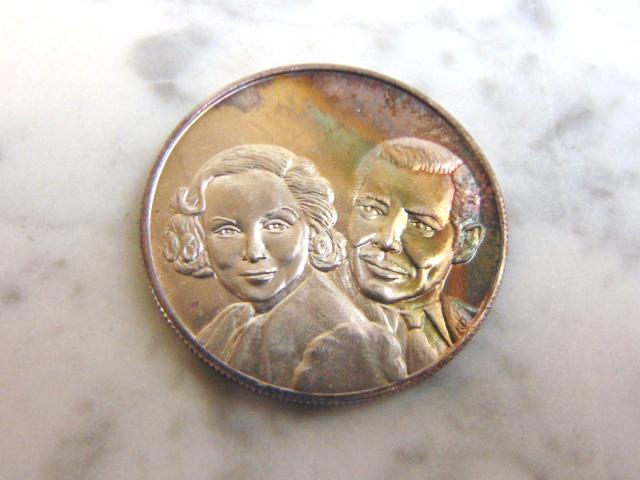 LIMITED EDITION CLARK GABLE & LOMBARD SILVER COIN: A COLLECTIBLE LIMITED EDITION SILVER COIN OF CLARK GABLE AND CAROL LOMBARD. COIN IS IN GOOD CONDITION WITH SOME TONING. BUYING AS IS. SHIPPING AND HANDLING IS $8 WITHIN THE CONTINENTAL U.S., ALL OTHER