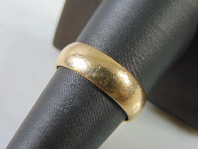 Vintage Estate 14K Yellow Gold Wedding Ring: FOR SALE IS THIS VINTAGE ESTATE 14K YELLOW GOLD WEDDING RING. THE RING IS A SIZE 8.5 AND WEIGHS 4.9g. THE RING MAKES A LOVELY GIFT FOR THAT SOMEONE SPECIAL. ANY OTHER QUESTIONS, PLEASE ASK. BE SURE TO