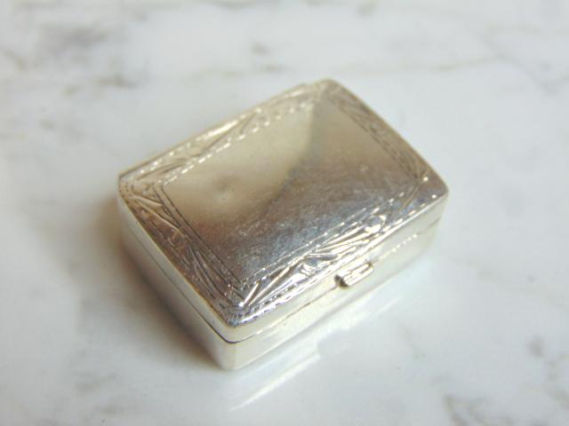 VINTAGE ESTATE STERLING SILVER ETCHED PILL BOX (1 of 3)