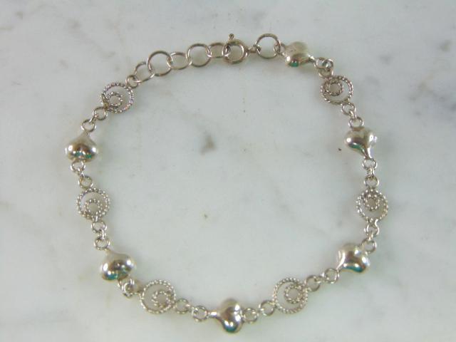 Womens Vintage Estate Sterling Silver Charm Bracelet: FOR SALE IS A LOVELY VINTAGE ESTATE .925 STERLING SILVER CHARM BRACELET. BRACELET MEASURES 7 5/8" LONG BY 3/8" WIDE AND WEIGHS 5.1g. THIS WOULD MAKE A LOVELY GIFT FOR THAT SOMEONE SPECIAL. ANY QUESTIO