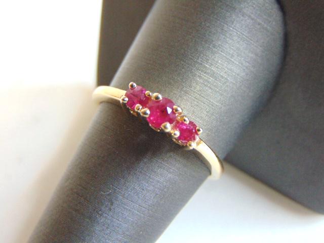 Womens Vintage Estate 14K Yellow Gold Ring w/ Rhodolite: FOR SALE IS THIS LOVELY VINTAGE ESTATE 14K YELLOW GOLD RING WITH WHAT APPEARS TO BE RHODOLITE. THE RING IS A SIZE 9.25 AND WEIGHS 2.8g. THE RING MAKES A BEAUTIFUL GIFT FOR THAT SOMEONE SPECIAL. ANY OT