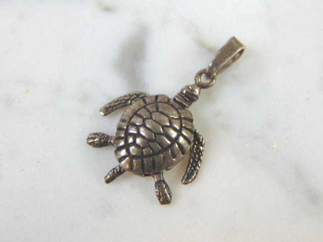 Womens Vintage Estate Sterling Silver Turtle Pendant (1 of 2)