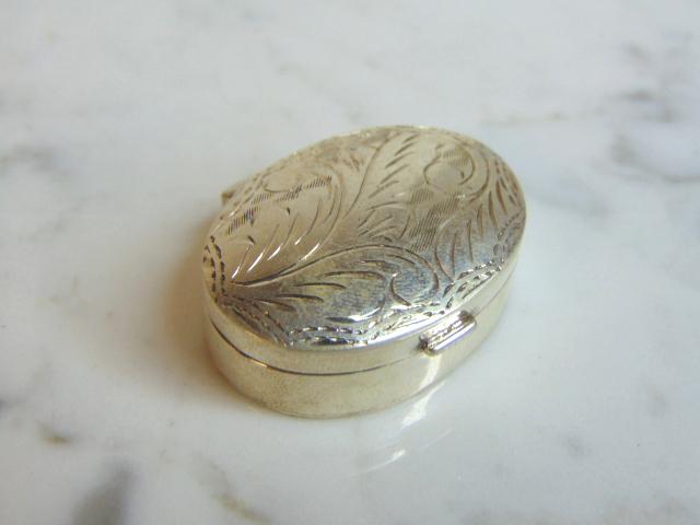 VINTAGE ESTATE STERLING SILVER ETCHED PILL BOX (1 of 3)