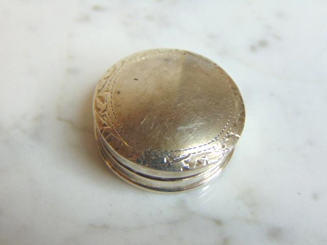 VINTAGE ESTATE STERLING SILVER ETCHED PILL BOX: AN AMAZING VINTAGE ESTATE STERLING SILVER ETCHED PILL BOX. PIECE MEASURES 1 1/8" BY 3/8" AND WEIGHS 9.4g. CONDITION LOOKS GREAT, BUT IT DOES HAVE THE TINIEST OF TINIEST DINGS ON THE LID. PIECE IS STAM