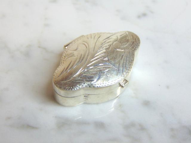 VINTAGE ESTATE STERLING SILVER ETCHED PILL BOX (1 of 3)