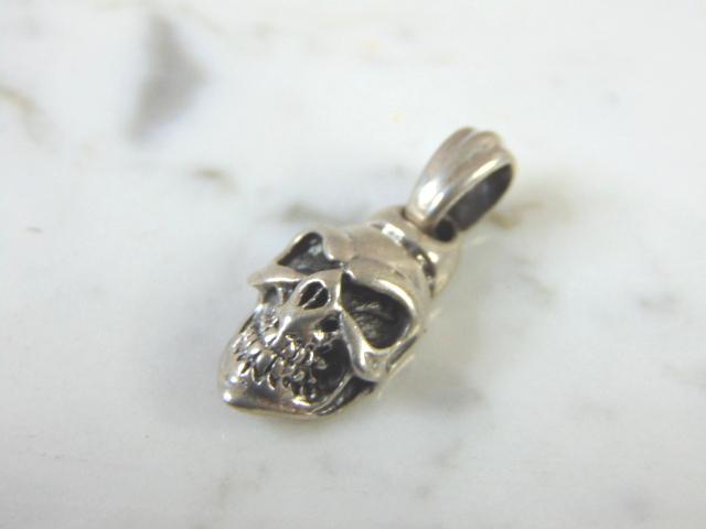 Vintage Estate Sterling Silver Gothic Skull Pendant: A VINTAGE ESTATE STERLING SILVER SKULL PENDANT. THE PENDANT WEIGHS 6.2g AND MEASURES 1 1/8" LONG BY 5/16" WIDE. MAKES A GREAT GIFT FOR THAT SPECIAL SOMEONE. ANY QUESTIONS, PLEASE DO NOT HESITATE TO AS