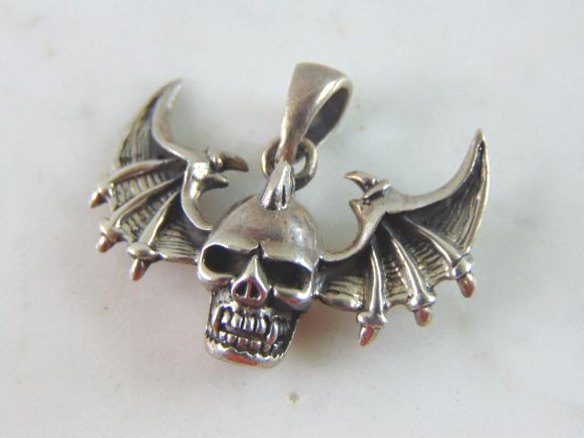 Mens Vintage Estate Sterling Silver Goth Skull Pendant: FOR SALE IS THIS MENS VINTAGE ESTATE .925 STERLING SILVER SKULL PENDANT . PENDANT WEIGHS 7.8g AND PENDANT MEASURES 1" LONG BY 1 3/8" WIDE. MAKES A GREAT GIFT FOR THAT SOMEONE SPECIAL. IF ANY QUESTIONS