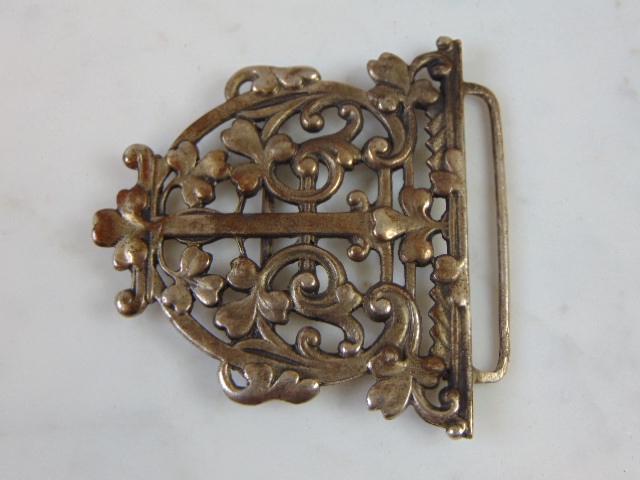 Vintage Estate Sterling Silver Belt Buckle: FOR SALE IS THIS VINTAGE ESTATE STERLING SILVER BELT BUCKLE. THE BUCKLE WEIGHS 18.4g AND MEASURES 2 1/4" BY 2 1/4". MAKES A GREAT GIFT FOR THAT SPECIAL SOMEONE. IF ANY QUESTIONS, PLEASE ASK. BE SURE T