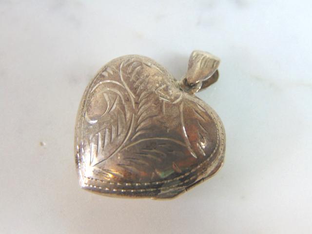Womens Vintage Estate Sterling Silver Heart Locket (1 of 3)