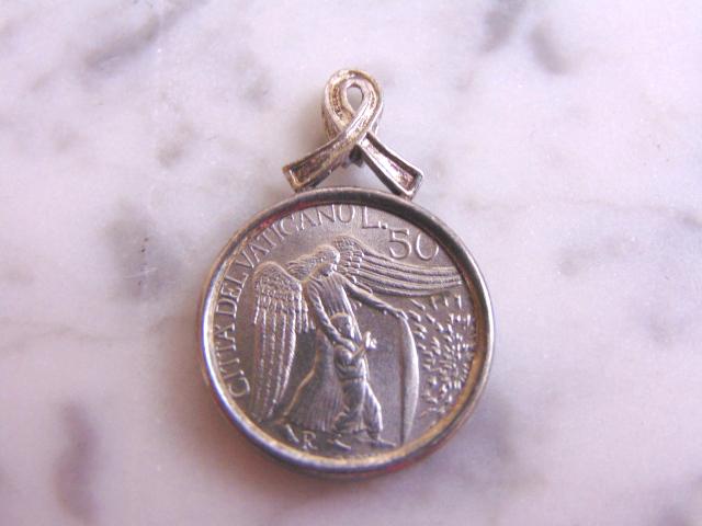 Sterling Silver Citta Del Vaticano L.50 Coin Pendant: A VERY NICE COLLECTIBLE STERLING SILVER CITTA DEL VATICANO L.50 COIN PENDANT. THE PENDANT WEIGHS 5.5g. AND MEASURES 1 1/8" IN LENGTH BY 3/4" IN WIDTH. WOULD MAKE A GREAT GIFT FOR SOMEONE SPECIAL. ANY 