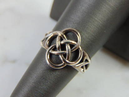 Womens Vintage Estate Sterling Silver Celtic Knot Ring: FOR SALE IS THIS LOVELY VINTAGE STERLING SILVER CELTIC KNOT RING. THE TOTAL WEIGHT IS 3.3g, AND IS A SIZE 9.5. THIS RING WOULD MAKE A GREAT GIFT FOR SOMEONE SPECIAL. ANY QUESTIONS PLEASE DONT