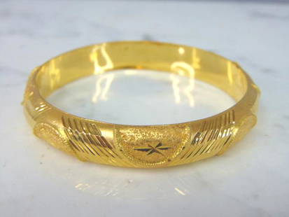 Womens Vintage Estate 22K Yellow Gold Bangle Bracelet: A WOMENS VINTAGE ESTATE 22K YELLOW GOLD BANGLE BRACELET. THE TOTAL WEIGHT IS 17.6g, AND HAS AN INNER CIRCUMFERENCE OF 7" AND IS 3/8" WIDE. BRACELET IS MARKED "SADDIQ, 22K". DOES HAVE A LITTLE