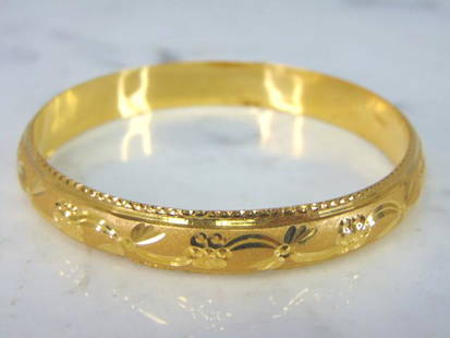 Womens Vintage Estate 22K Yellow Gold Bangle Bracelet: A WOMENS VINTAGE ESTATE 22K YELLOW GOLD BANGLE BRACELET. THE TOTAL WEIGHT IS 13.7g, AND HAS AN INNER CIRCUMFERENCE OF 7 1/4" AND IS 3/8" WIDE. BRACELET IS MARKED "22 B.L.". DOES HAVE A COUPLE