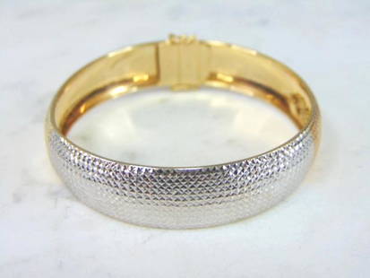 Womens Vintage Estate 14K Yellow Gold Bracelet: A VINTAGE ESTATE 14K YELLOW GOLD BRACELET. BRACELET IS 7 1/2" LONG FROM THE CLASP BY 1/2" WIDE, AND WEIGHS 6.5g. BRACELET IS MARKED 585. THIS WOULD MAKE A LOVELY GIFT FOR THAT SOMEONE SPECIAL. 