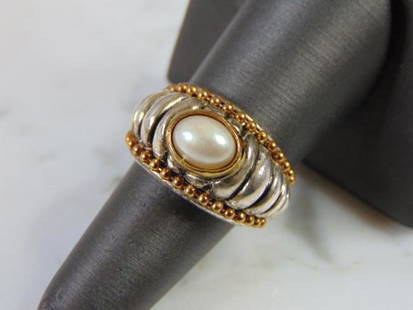 Womens Vintage Estate Sterling Silver Pearl Ring: FOR SALE IS THIS WONDERFUL WOMENS VINTAGE ESTATE STERLING SILVER PEARL RING. NOT SURE IF PEARL IS REAL OR MAN MADE. THE RING WEIGHS 11g, AND IS A SIZE 7.75. ANY QUESTIONS PLEASE DO NOT HESITATE