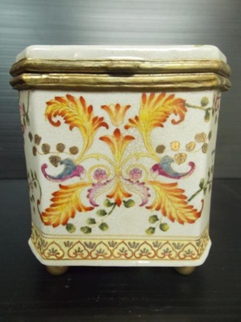 DECORATIVE VICTORIAN ART NOUVEAU PORCELAIN VANITY BOX (1 of 4)
