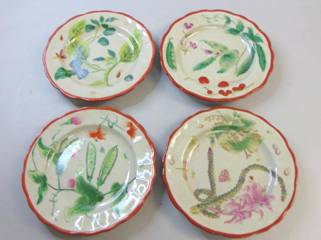 Set Of 4 Decorative Floral Victorian Style Dinner Plate: UP FOR SALE IS THIS WONDERFUL SET OF DECORATIVE FLORAL VICTORIAN STYLE PORCELAIN PLATES. THE PLATES EACH MEASURE ABOUT 9 3/4" IN DIAMETER. SET IS IN GREAT CONDITION. PLATES ALSO HAVE DECORATIVE CRAZIN
