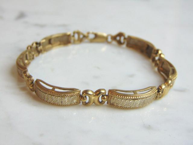 Womens Vintage Estate 10K Yellow & White Gold Bracelet: FOR SALE IS THIS LOVELY WOMENS VINTAGE ESTATE 10K YELLOW & WHITE GOLD BRACELET . THE BRACELET MEASURES 7 1/8" LONG BY 1/4" WIDE AND WEIGHS 10.0g. WOULD MAKE A GREAT GIFT FOR THAT SPECIAL SOMEONE. ANY 