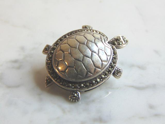 Women's Vintage Sterling Silver Turtle Tortoise Brooch (1 of 2)