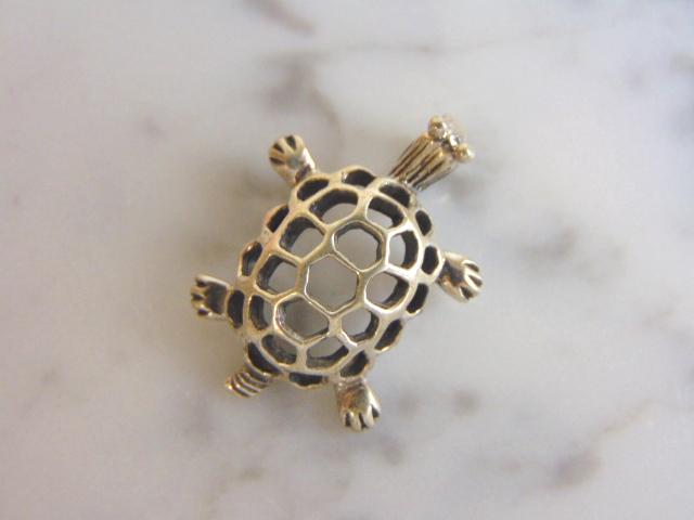 Womens Vintage Estate Sterling Silver Turtle Pendant (1 of 2)