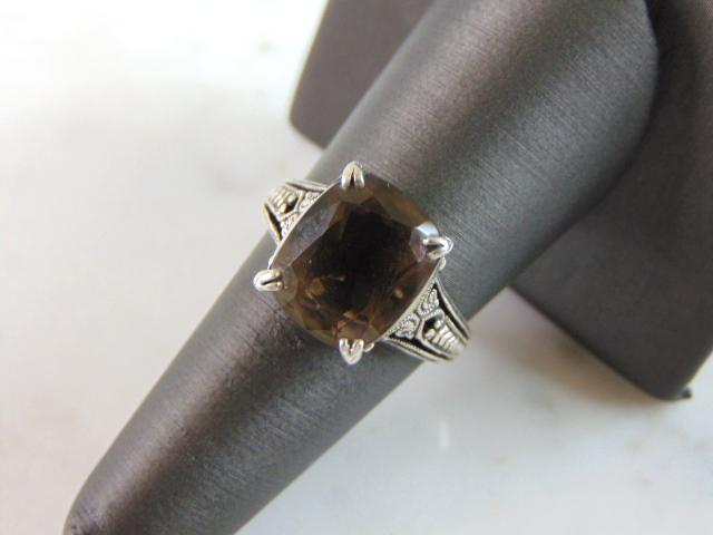 Womens Vintage Sterling Silver Smokey Quartz Ring: FOR SALE IS A LOVELY VINTAGE ESTATE .925 STERLING SILVER SMOKEY QUARTZ RING. NOT SURE IF STONE IS NATURAL OR MAN MADE. THE RING SIZE IS A 8, AND WEIGHS 5.1g. THIS WOULD MAKE A NICE GIFT FOR THAT SOMEO