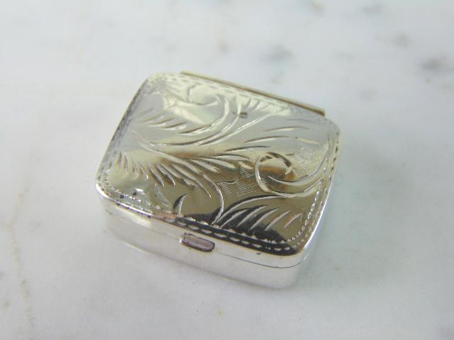 Vintage Estate Sterling Silver Etched Pill Box: AN AMAZING VINTAGE ESTATE STERLING SILVER ETCHED PILL BOX. PIECE MEASURES 1 1/8" BY 3/8" BY 1" AND WEIGHS 9.8g. PIECE IS STAMPED " 925". BUYING AS IS. ANY QUESTIONS PLEASE DO NOT HESITATE TO ASK.IF TH