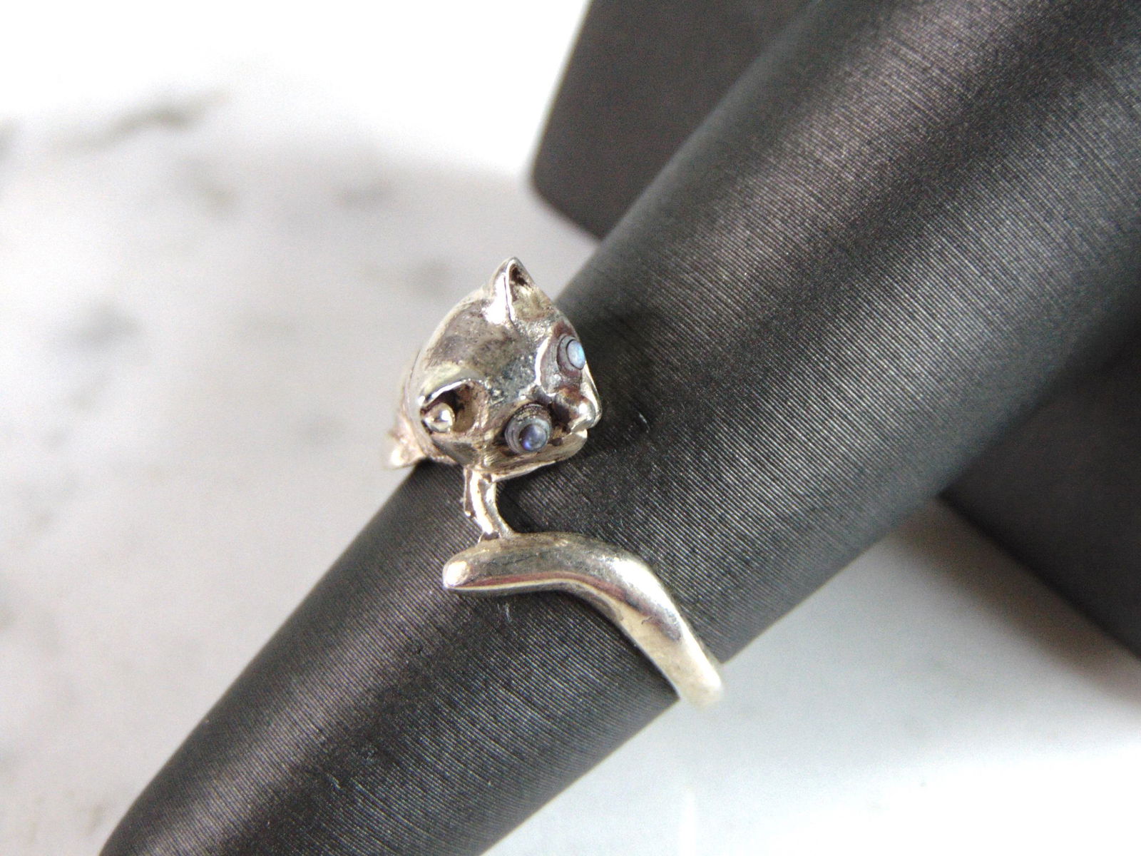 Womens Vintage Estate Sterling Silver Cat Ring: FOR SALE IS THIS WONDERFUL WOMENS VINTAGE ESTATE STERLING SILVER CAT RING. THE RING WEIGHS 3.9g, AND IS A SIZE 6.5. ANY QUESTIONS PLEASE DO NOT HESITATE TO ASK. BE SURE TO CHECK OUT SOME OF MY OTHER G